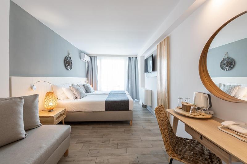 Superior Double Room with Balcony image 3