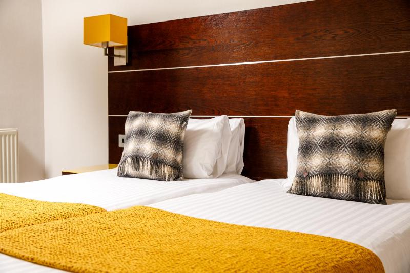 Classic Twin Room image 4