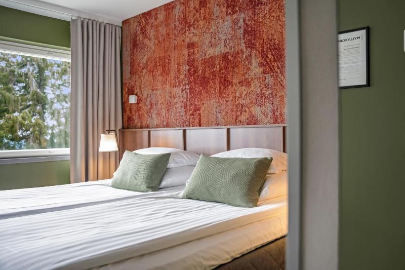 Standard King Room image 4
