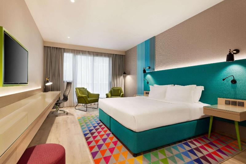 Deluxe Room, King Bed - Complimentary Transfer to La Mer Beach, Dubai Mall / Burj Khalifa Metro Station image 4