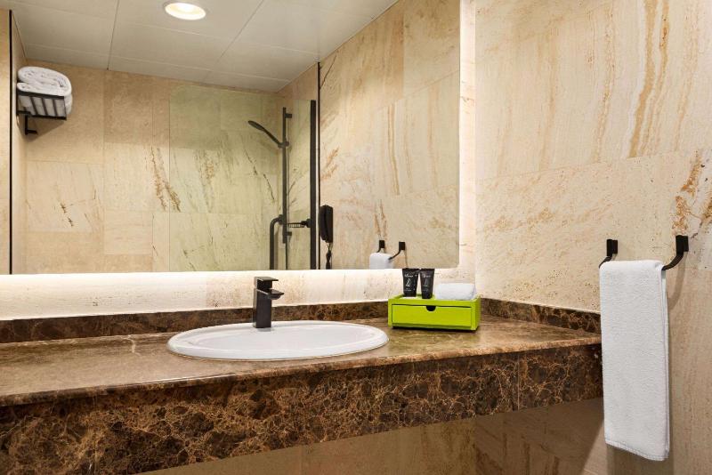Economy Room, 1 King Bed - Complimentary Transfer to La Mer Beach, Dubai Mall / Burj Khalifa Metro Station image 1