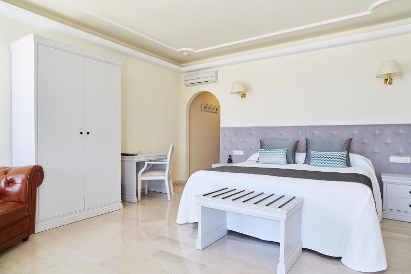 Superior Double Room with Sea View image 4