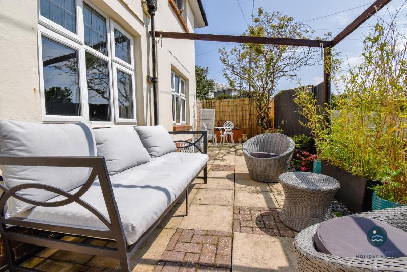 Bowleaze Hideaway - beachside dog friendly - image 18