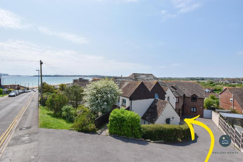 Bowleaze Hideaway - beachside dog friendly - image 9