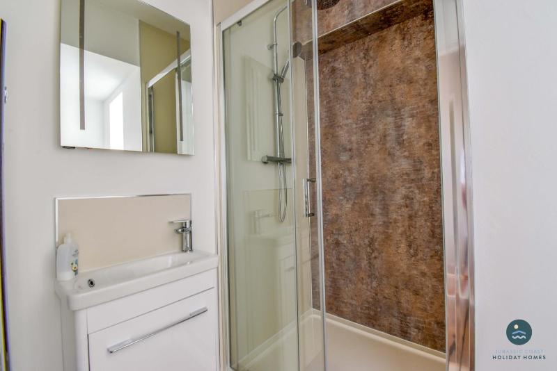 Bowleaze Hideaway - beachside dog friendly - image 19