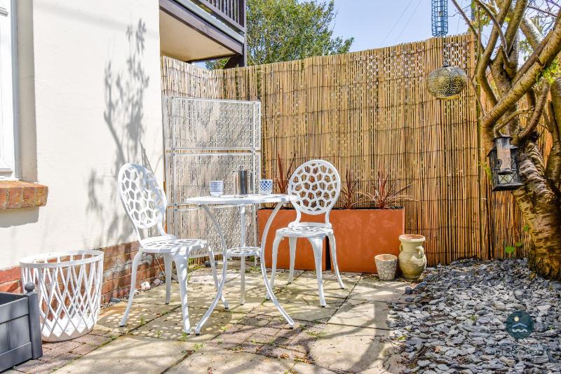 Bowleaze Hideaway - beachside dog friendly - image 17