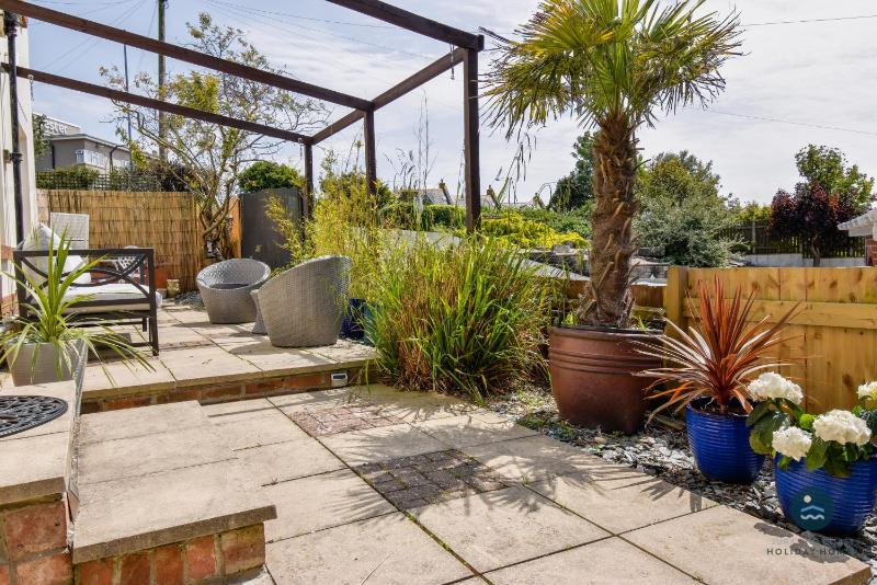 Bowleaze Hideaway - beachside dog friendly - image 15