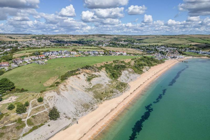 Bowleaze Hideaway - beachside dog friendly - image 11