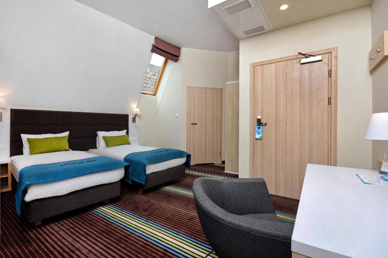 Twin Room image 4