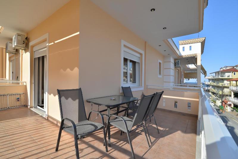 Studio with Balcony image 2