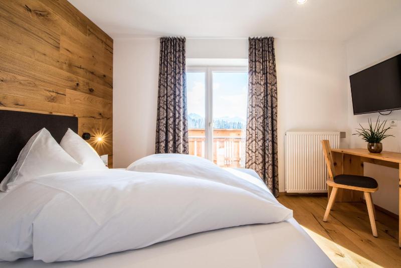 Deluxe Double Room with Balcony image 4