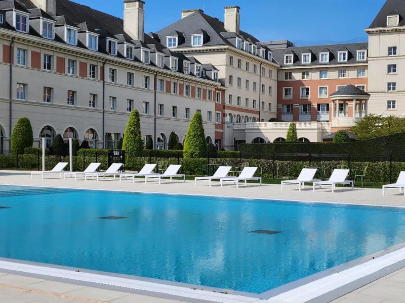Family Connecting Rooms with Swimming Pool Access image 1