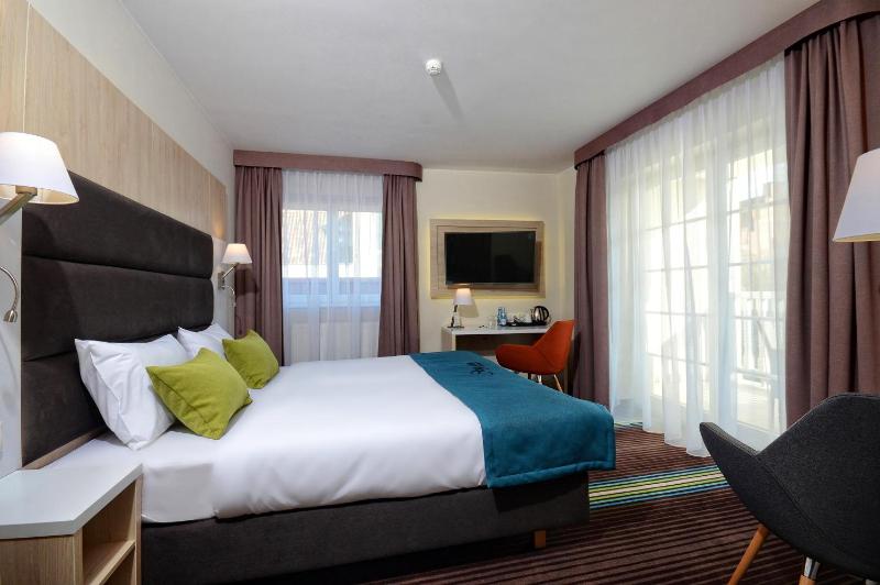 Superior Double Room with Balcony image 2