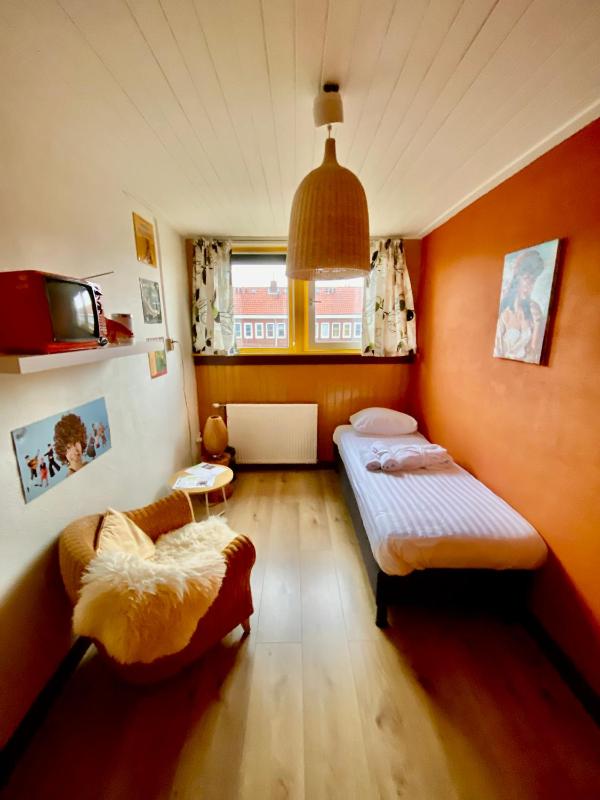 Standard Single Room with Shared Bathroom image 3