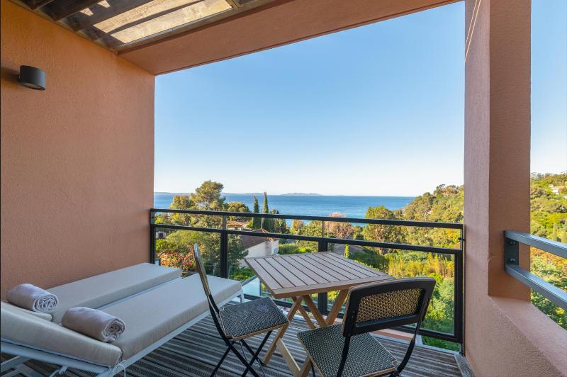 Superior Double Room with Balcony and Sea View image 1