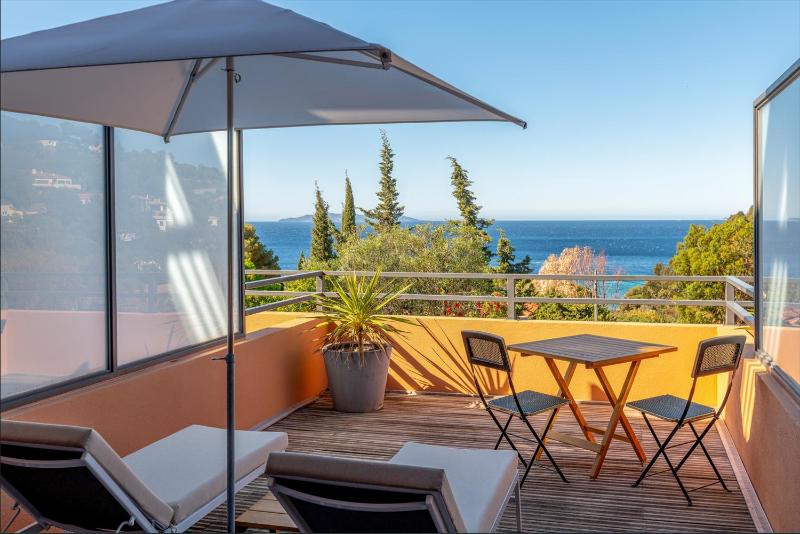 Deluxe Room Terrace with Sea view image 1