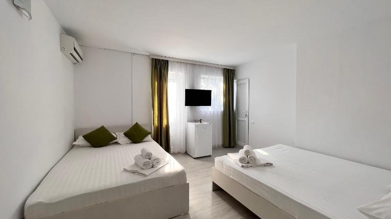 Queen Room with Two Queen Beds image 3