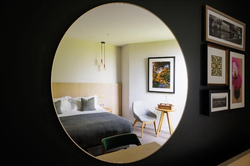 Standard Double Room image 4
