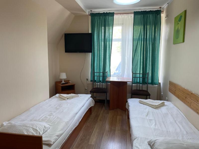 Economy Twin Room image 1