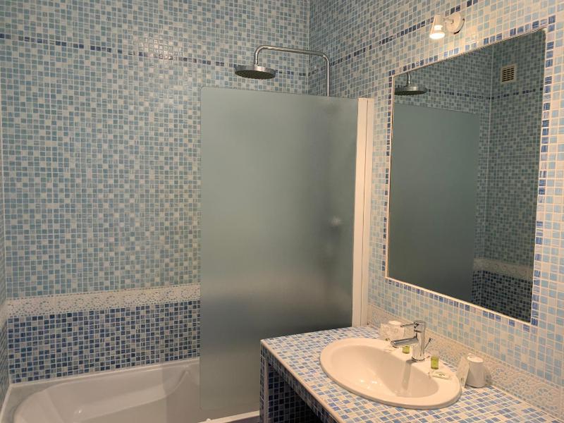 Standard Twin Room with Mountain View image 2