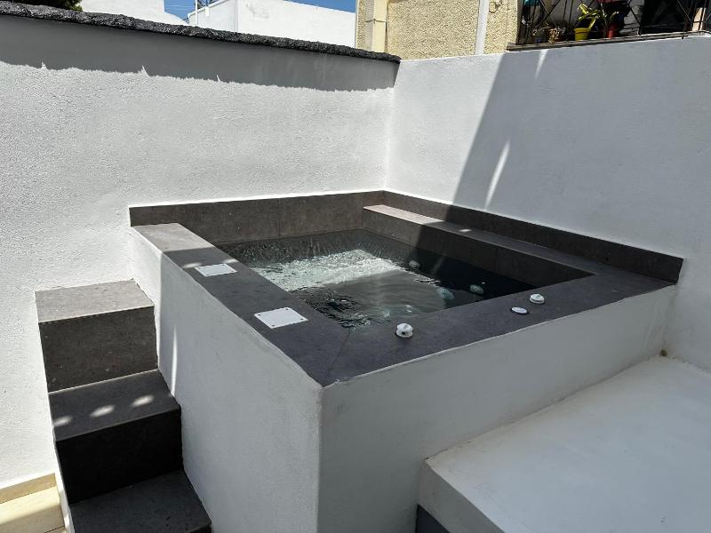 One Bedroom Apartment - Split Level image 1