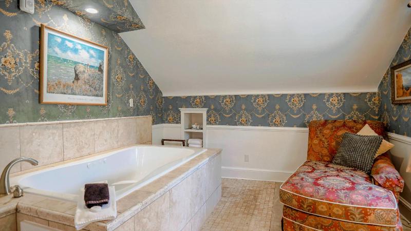 Queen Room with Spa Bath image 4