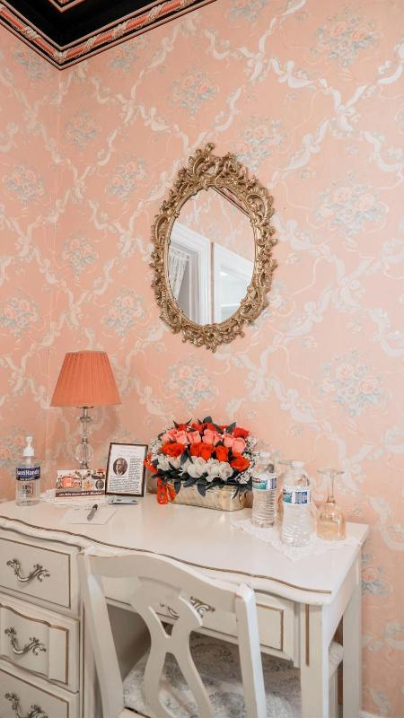 Queen Room image 3