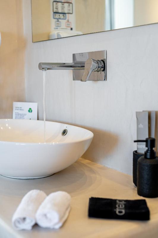 Deluxe Suite with Outdoor Hot Tub & Sea View image 3