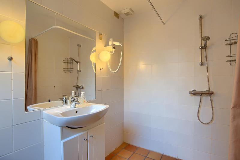 Double Room with Extra Bed image 2