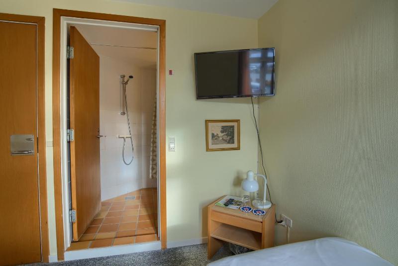 Single Room with Bathroom image 3
