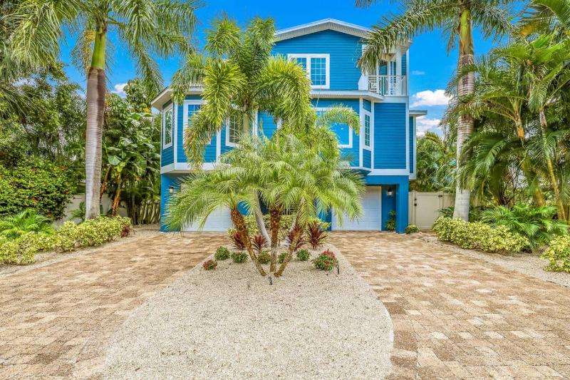 Above it All: Rooftop Deck Gulf Views Pool 5 Homes to Beach by Anna Maria Life Vacation Rentals - image 10