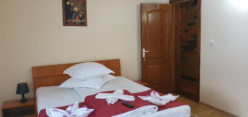 Double Room image 3