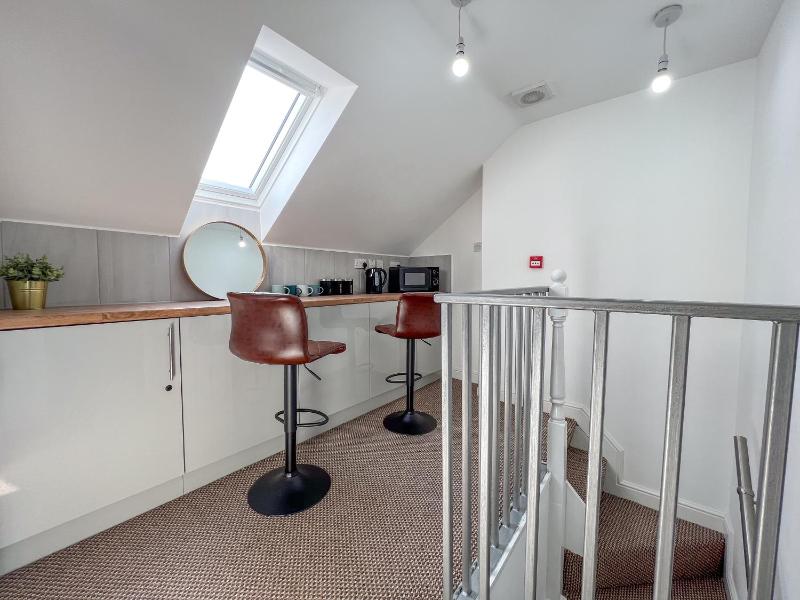 Elegant 7BR House Sleeps 14 w/ Parking - image 14
