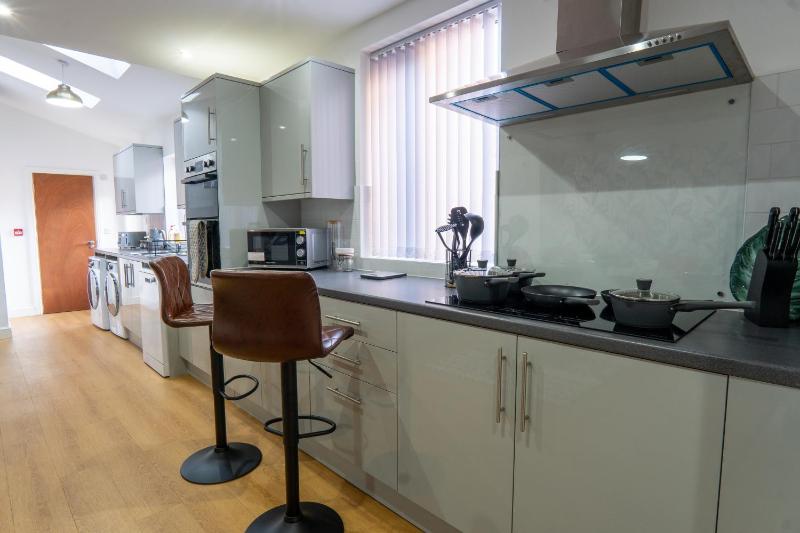 Elegant 7BR House Sleeps 14 w/ Parking - image 18