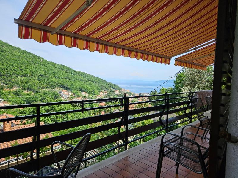 Three-Bedroom Apartment with Terrace and Sea View image 4