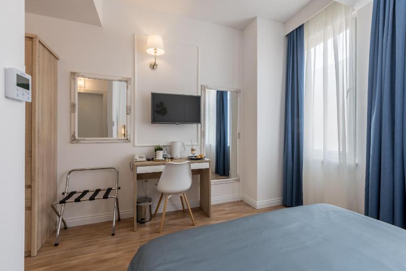 Double Room image 4