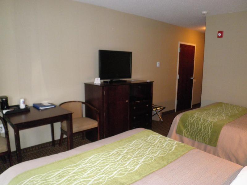 Queen Room with Two Queen Beds - Non-Smoking image 3