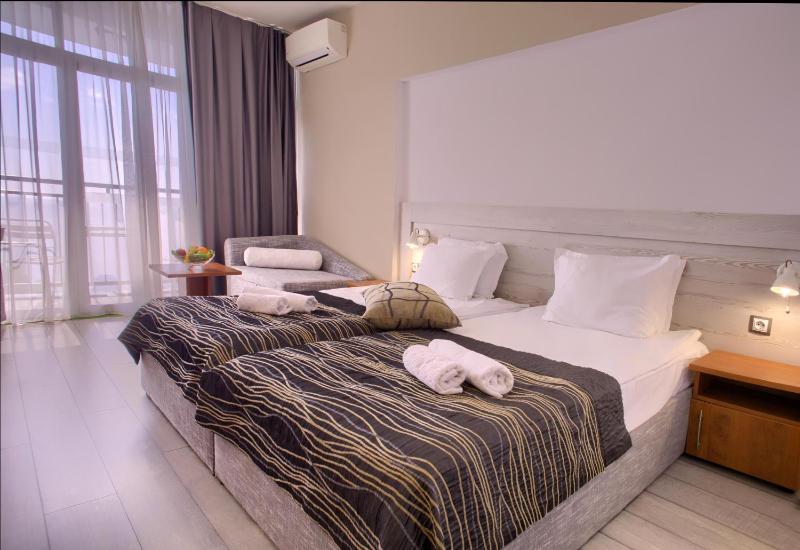 Standard Twin Room with Balcony and Sea View image 3