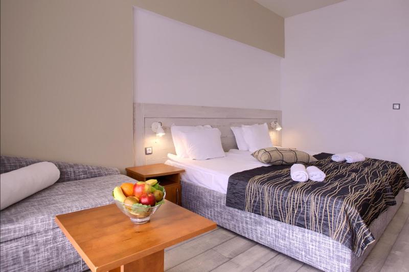 Standard Twin Room with Balcony and Sea View image 4