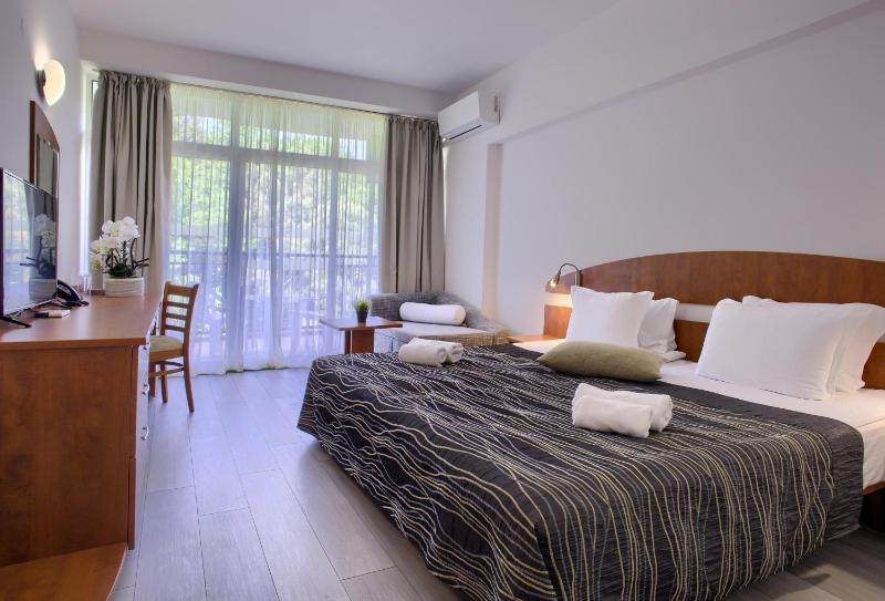 Standard Twin Room with Balcony and Park View image 3