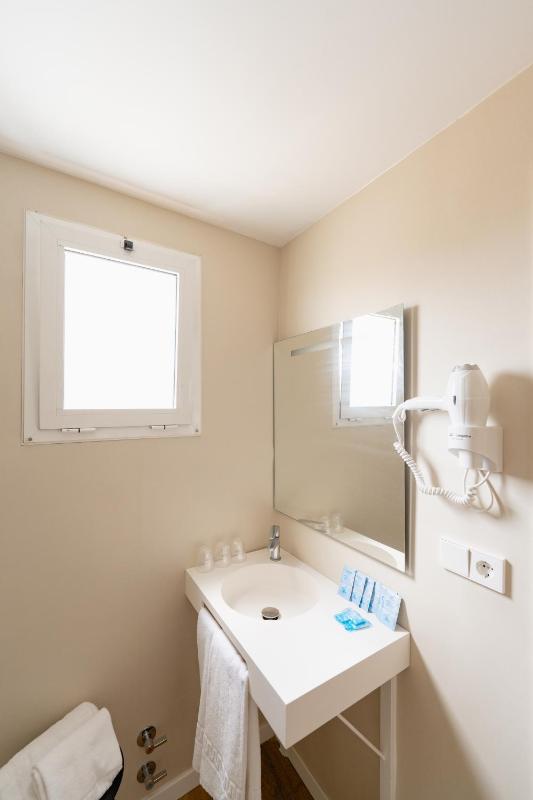 Triple Room (3 Adults) image 2