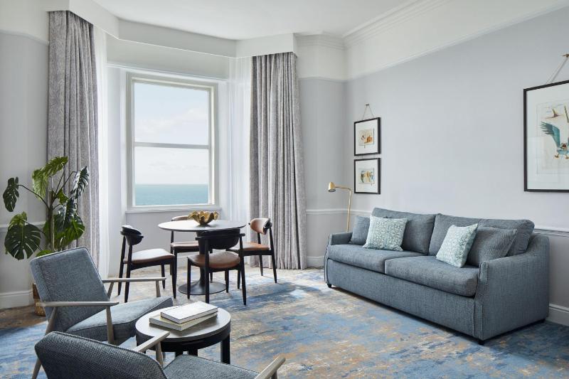 One-Bedroom King Suite with Sofa Bed and Sea View image 1