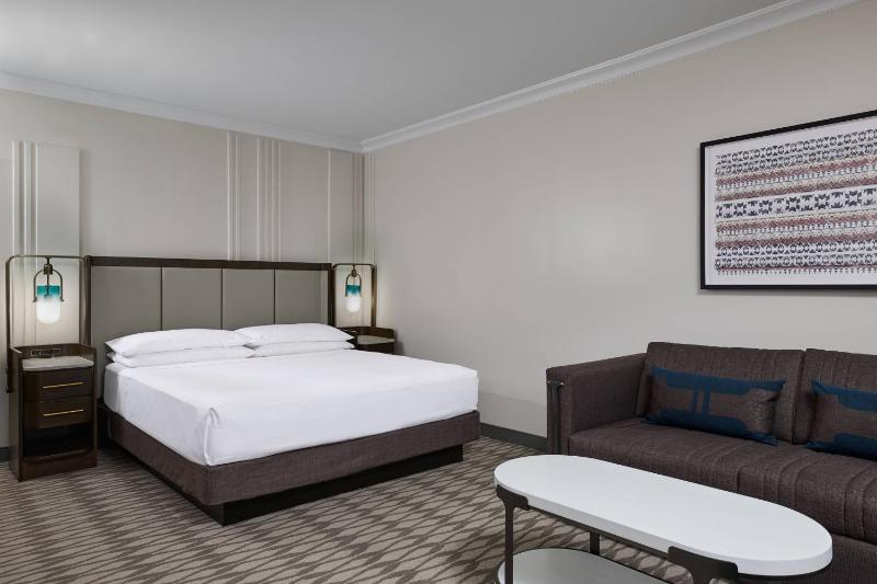 Guest Room, King Bed, High Floor image 4