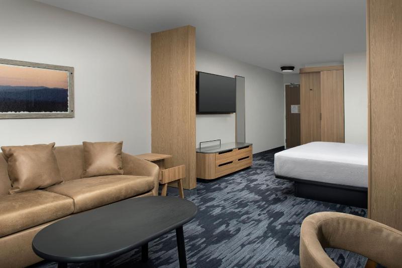 Suite, 1 King, Sofa bed image 3