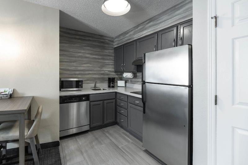One-Bedroom Queen Suite image 4