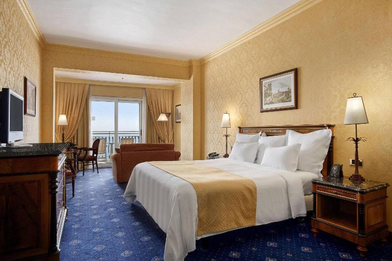 Family Room with Balcony and Sea View image 2