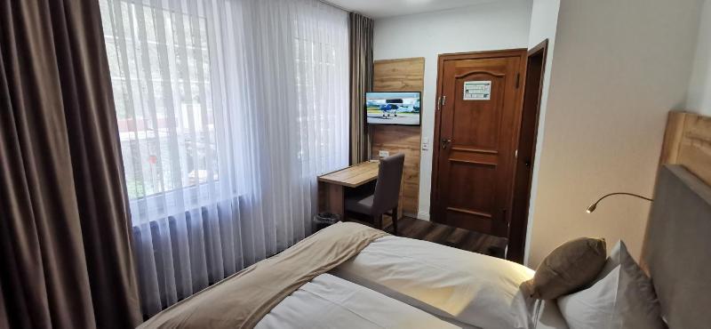 Economy Double Room image 4