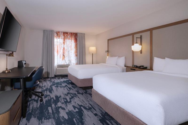 Queen Room with Two Queen Beds image 3