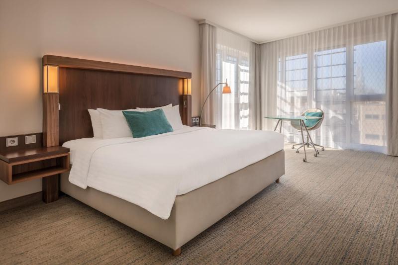 Corner Room, Deluxe Guest room, 1 King, Corner room image 1