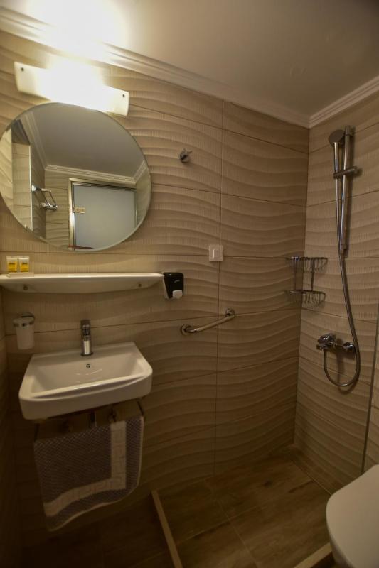 Superior Twin Room image 3